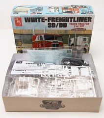 AMT 1/25 Scale White-Freightliner SD/DD Truck Tractor Semi 2 in 1 Model Kit