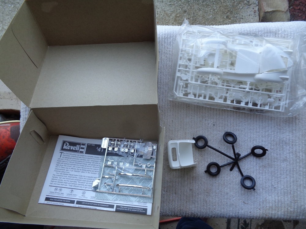 REVELL # 85-7668 1941 CHEVY PICKUP Open Unbuilt MODEL KIT 1/25 Scale