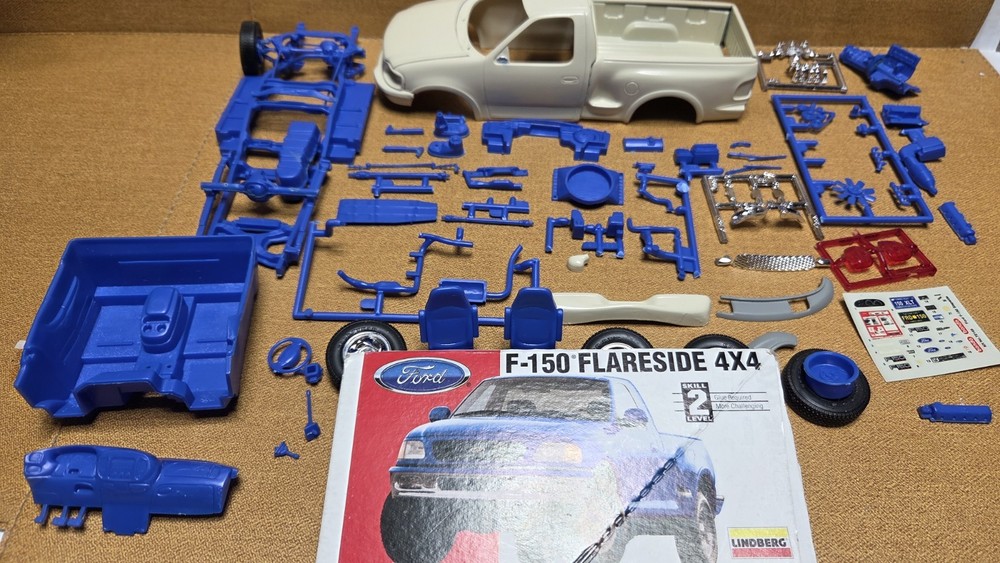 1996 Ford F-150 4×4 1/25 LINDBERG Started Model Kit for rebuilding or parts