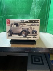 AMT ’32 Ford Vicky 1:25 Plastic Model Kit Molded in Color #6573 2905
