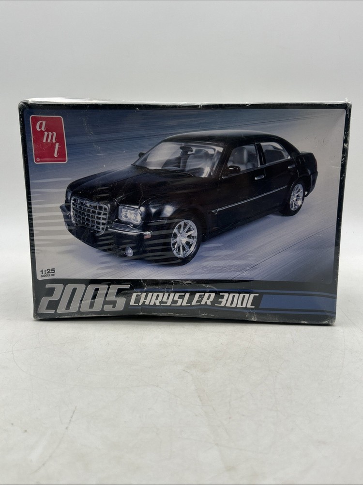 AMT 2005 Chrysler 300C 1:25 Scale Plastic Model Car Kit (2019)(See Desc)