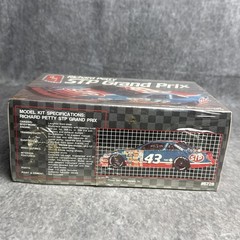 1990 AMT #43 Richard Petty STP Grand Prix 1/25 Scale Model Kit #6728-SEALED BOX