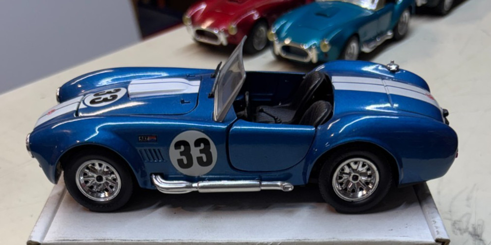 Revell Shelby Cobra 427 Racing 1/24 Blue/ White Stripes #33 with side pipes