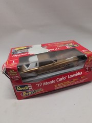 Revell 85-1350 – ’77 Monte Carlo Lowrider Mode Kit – Sealed (Box Damage)