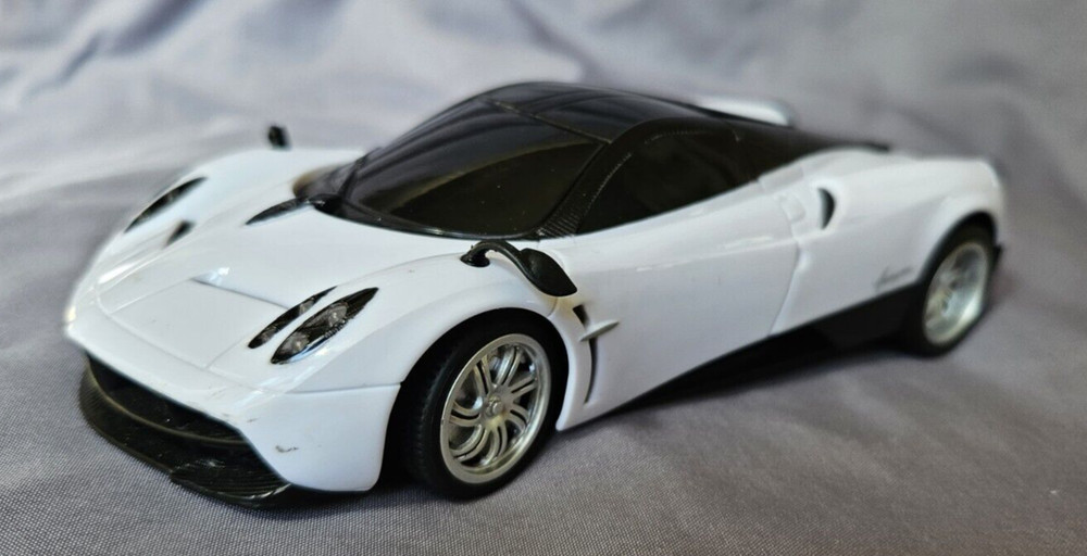 PAGANI HUAYRA SUPER CAR COUPE MODEL 1:24 SCALE