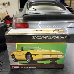 VTG. 1987 MONOGRAM 1:24 SCALE ” 1987 CORVETTE ROADSTER ” PLASTIC MODEL KIT 2742