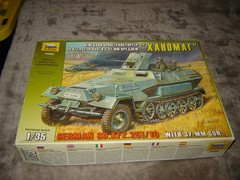 Zvezda 3588 Model kit German SD.Kfz.251/10 w/gun Box opened Kit Ex Cond Started