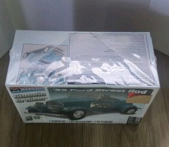 Monogram Classic Cruiser ’32 Ford Street Rod 1:24 Scale Model Car Kit Level 4