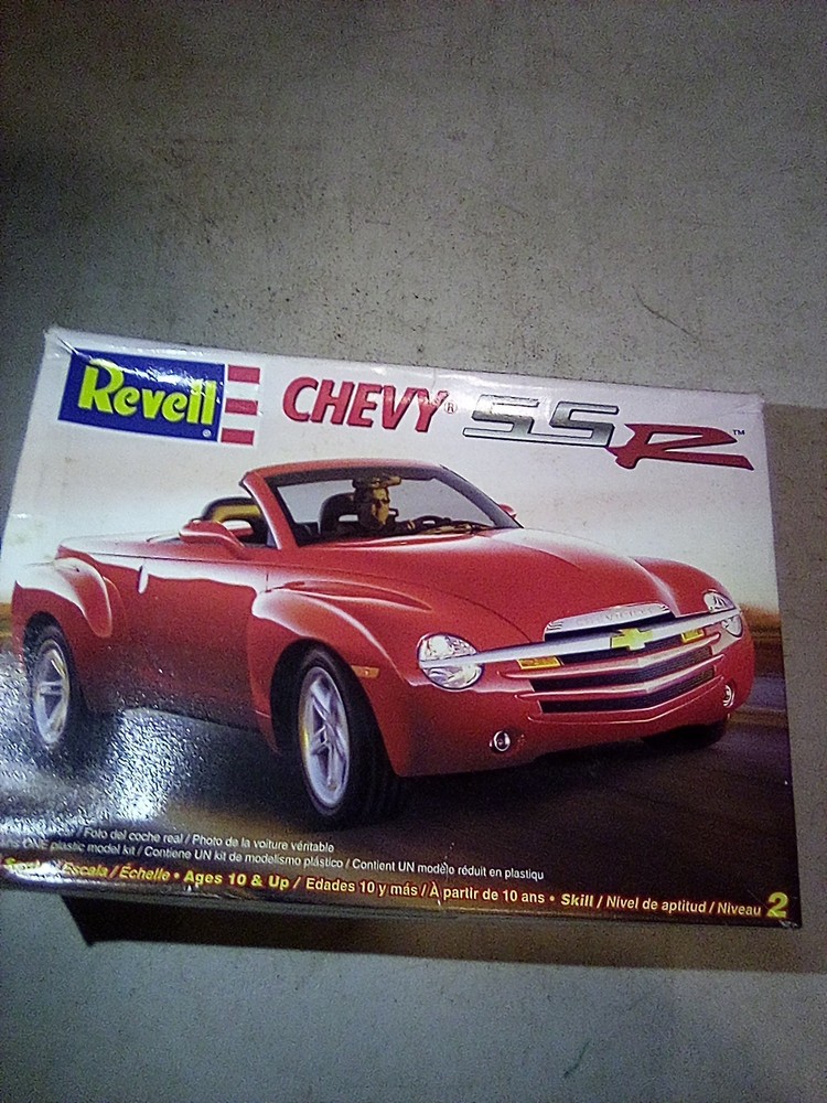 A5B Revell Chevy SSR Convertible 1/25 Scale Model Kit 85-7691 Niob