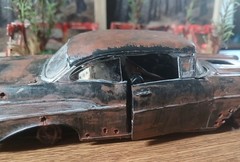 1957 CHEVY RUSTY JUNKER IN CORNER JUNKYARD DIORAMA SCENE /OPENING DOORS/TRUNK !!