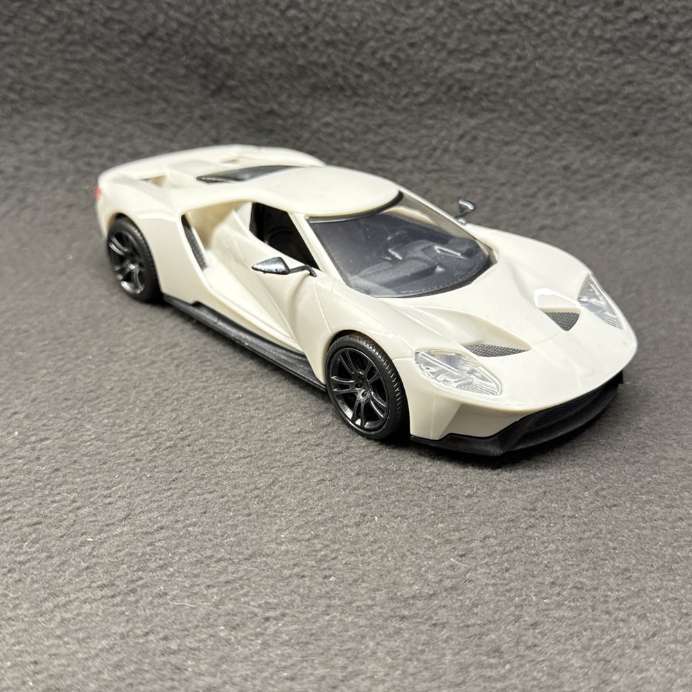 Revell 2017 Ford GT Plastic Model 1/25 Built Kit Super Car Le Mans White GT40