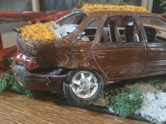 WRECKED FORD TAURUS SHO IN CORNER JUNKYARD DIORAMA SCENE !! COOL DETAILS
