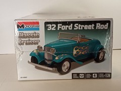 Monogram Classic Cruiser ’32 Ford Street Rod 1:24 Plastic Model Kit NEW