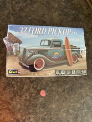 REVELL 85-4516 37 FORD PICK-UP 2-N-1 WITH SURFBOARD / 1/25 SCALE