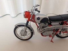 EBBRO 1/10 Honda CL72 Scrambler Red/Silver Finished