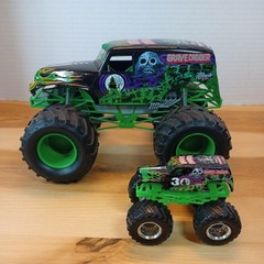 Revell Grave Digger Monster Jam Truck SnapTite Model 5″ x8″ with a Hot wheels