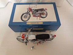 EBBRO 1/10 Honda CL72 Scrambler Red/Silver Finished