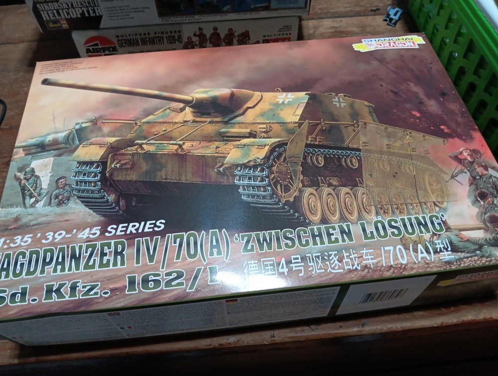 Shanghai Dragon Jagdpanzer IV/70(A) SdKfz 162/1 1/35 Kit#6082 NEW