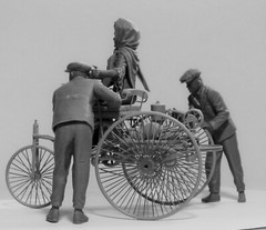Benz Patent-Motorwagen 1886 with Mrs. Benz & Sons (Plastic model) 1/24 ICM 24041