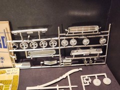 AMT 1969 Ford Thunderbird HT 1/25 Scale Model Kit – Nice Unbuilt Kit, Fair Box