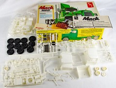 Vintage Original AMT T535 Mack R685ST Semi Truck Tractor 1:25 Scale Model Truck