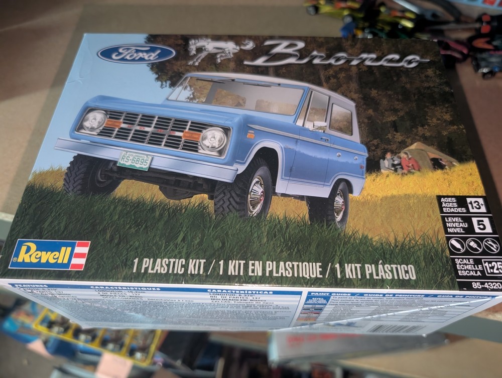 Revell 85-4320 Ford Bronco 4X4 TRUCK 1/25 Model Car Mountain KIT FS