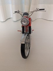 EBBRO 1/10 Honda CL72 Scrambler Red/Silver Finished