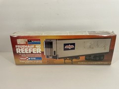 Vintage Monogram Snap Tite 1/32 Scale Fruehauf 40′ Reefer Model Kit #1206 Birds