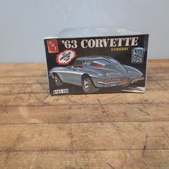 AMT ’63 Split Window Corvette Sting Ray 1:25 Model Kit #A163 – 250 Sealed