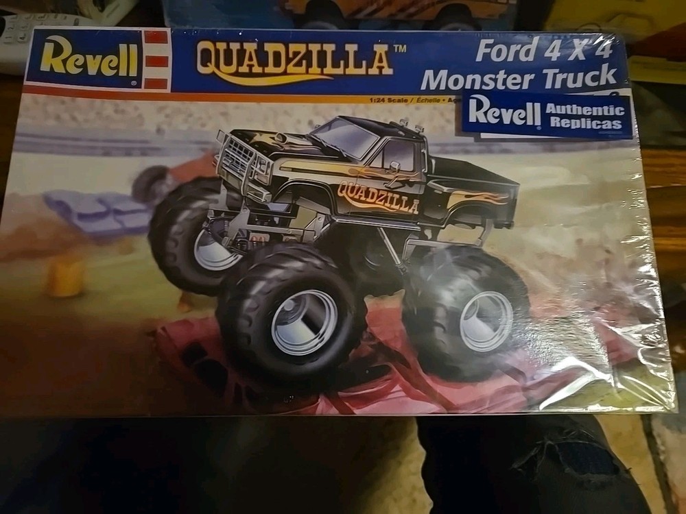 Revell QUADZILLA FORD 4X4 MONSTER TRUCK #85-7702 Sealed Inside ©2002