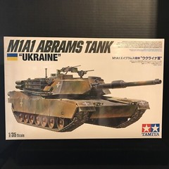 TAMIYA 25216 M1A1 ABRAMS TANK “UKRAINE” MODEL KIT-NIB-1/35 SCALE