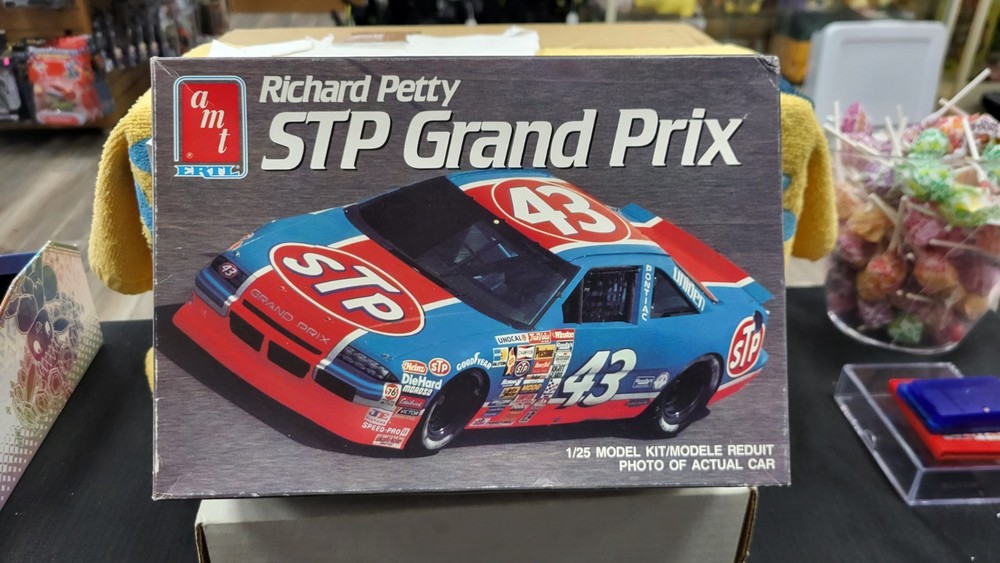 CIB 1990 RICHARD PETTY STP PONTIAC GRAND PRIX #43 1/25 AMT MODEL KIT #6728