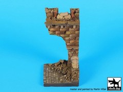 Black Dog 1/35 Ruined Entrance Section w/Sandbags Vignette Base (6 x 6cm) D35086