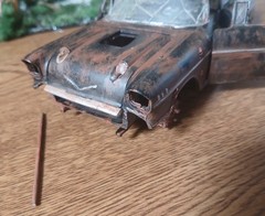 1957 CHEVY RUSTY JUNKER IN CORNER JUNKYARD DIORAMA SCENE /OPENING DOORS/TRUNK !!