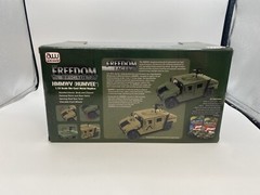 AUTO WORLD The Freedom Brigade Humvee HMMWV 1:18 Scale Die-Cast (D1)