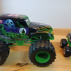 Revell Grave Digger Monster Jam Truck SnapTite Model 5″ x8″ with a Hot wheels