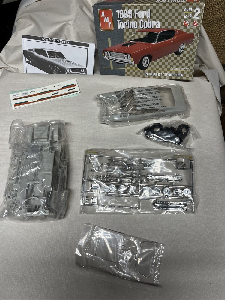AMT 1:25 69 FORD TORINO COBRA MODEL KIT