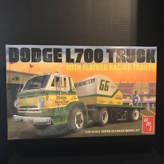 AMT 1368/12 DODGE L700 TRUCK W/ FLATBED RACING TRAILER MODEL KIT-NIB-1/25 SCALE