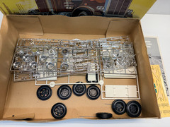 AMT 1:25 Scale Peterbilt California Hauler 359 Semi Truck Sealed Inside Model