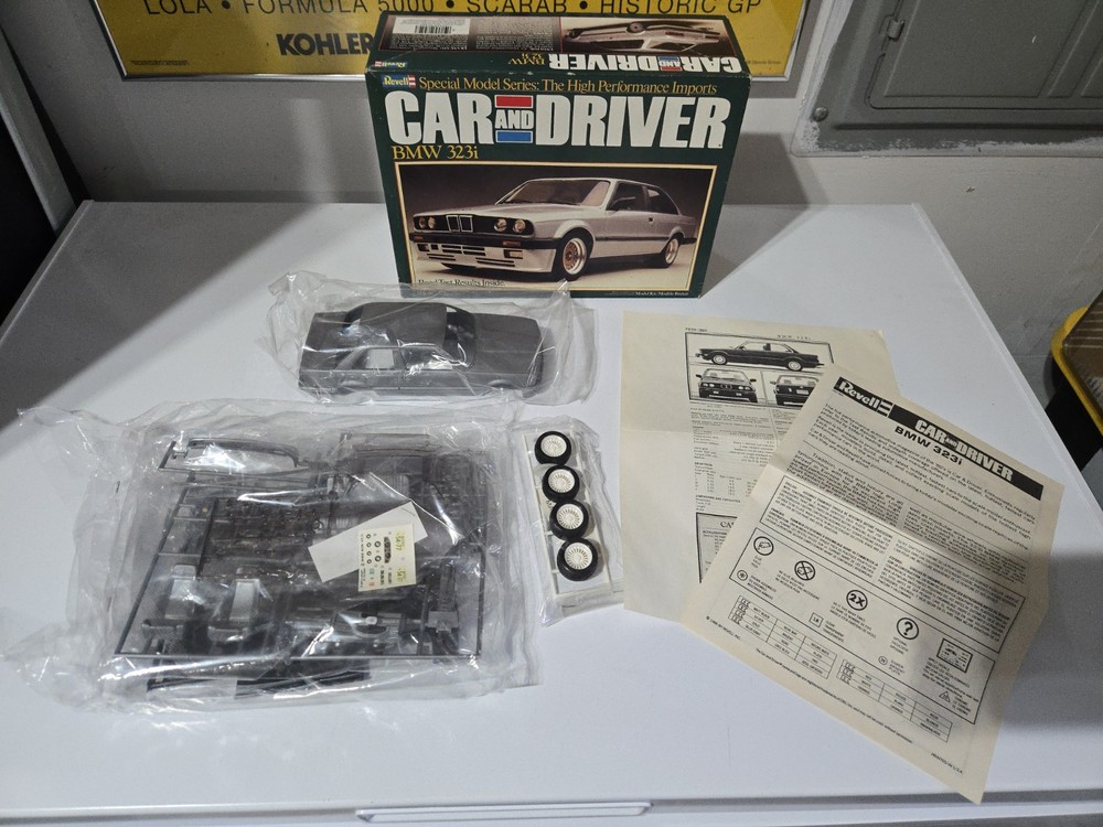 🔥REVELL BMW 323I CAR AND DRIVER SCALE 1:24 MODEL KIT NEW #7454