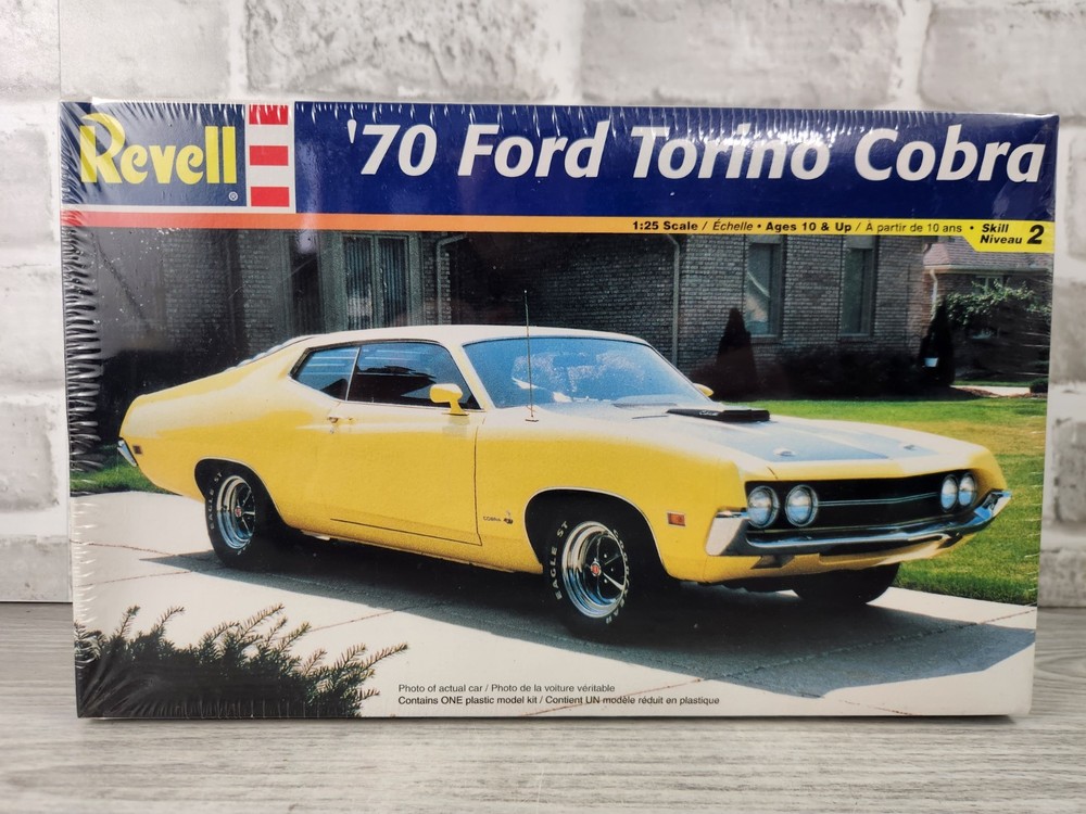 Revell 1970 ’70 Ford Torino Cobra 1:25 Scale Plastic Model Kit Sealed 85-2353