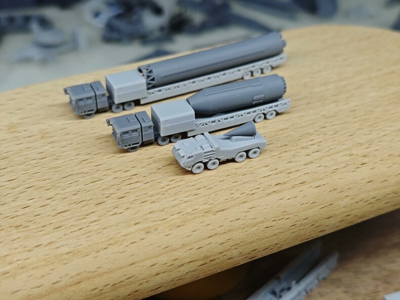1/350/400/700 China Dongfeng 5c missile transport vehicle set Unpainted