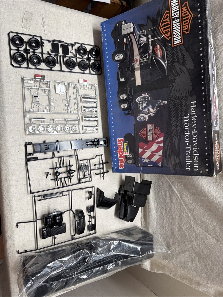REVELL 1:32 SNAP TITE HARLEY DAVIDSON TRACTOR TRAILER MODEL KIT PARTS LOT