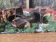 1957 CHEVY RUSTY JUNKER IN CORNER JUNKYARD DIORAMA SCENE /OPENING DOORS/TRUNK !!
