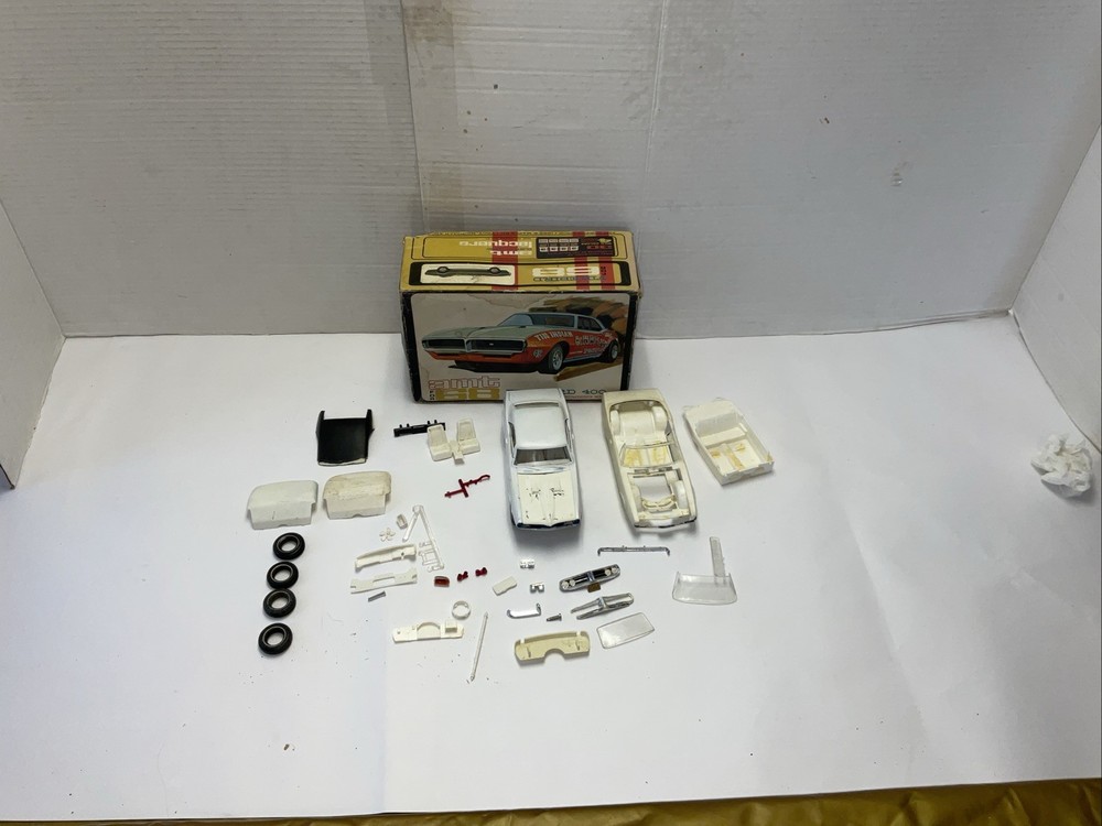 AMT 1:25 Firebird 400 Started Parts Model Kit 5768-200 As Is