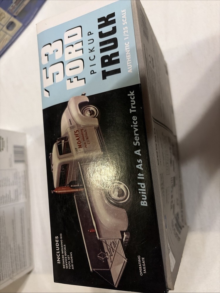 AMT 882 1953 Ford Pickup Truck 3n1 Trophy Series 1/25 Model Kit