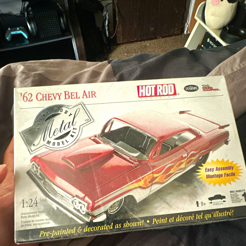 Testors ’62 Chevy Bel Air 1:24 Metal Model Kit Painted Hot Rod Red/White