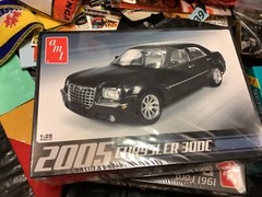 Vintage 2005 Chrysler 300C AMT 1/25 Scale Plastic Model Kit AMT-681