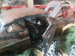 1957 CHEVY RUSTY JUNKER IN CORNER JUNKYARD DIORAMA SCENE /OPENING DOORS/TRUNK !!
