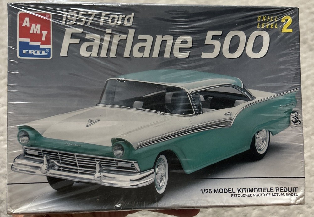 AMT 1957 Ford Fairlane 500 Model Kit 1/25 Scale SEALED 1993 MODEL (120+ Parts)
